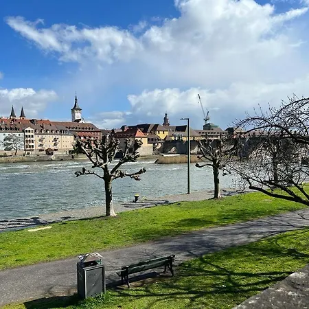 Stilvolle An Der Alten Mainbruecke Wurtzburgo