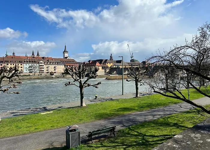 Stilvolle An Der Alten Mainbruecke Wurtzburgo